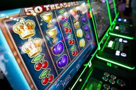 Penggemar Esports mendukung turnamen virtual